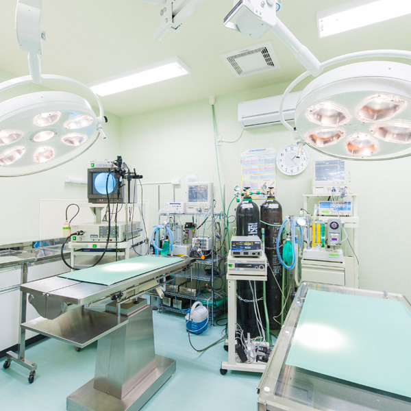 緊急手術などで同時に2つの手術が行える広い空間の手術室