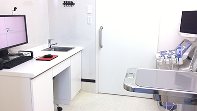 メインの第一診察室では、超音波検査など軽度の処置を行います
