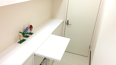 小鳥の専用診察室は天井が低くあえて狭く設計されています